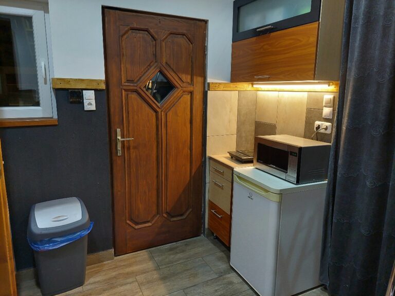 Teljesen felszerelt konyha az újszegedi apartmanban Szegeden