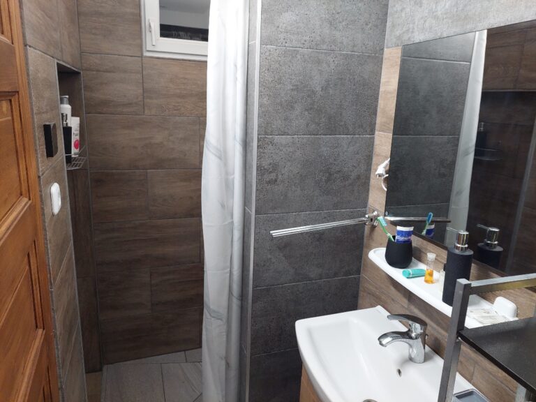 Fürdőszoba mosdóval és WC-vel újszeged apartman Szeged
