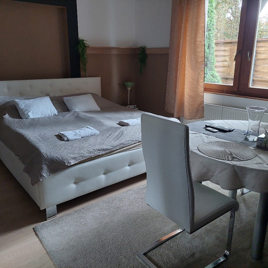 Újszeged apartman hálószoba külön ágyakkal